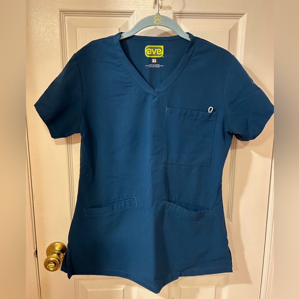 Ave by Medline Caribbean Blue scrub top Three pockets with badge loop Size XS